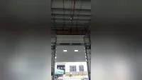 Puerta industrial de gran elevación con ventana