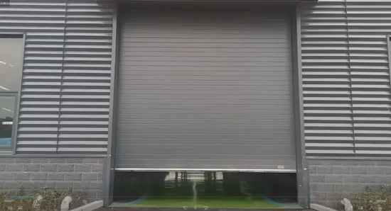 Puerta industrial de gran elevación con ventana